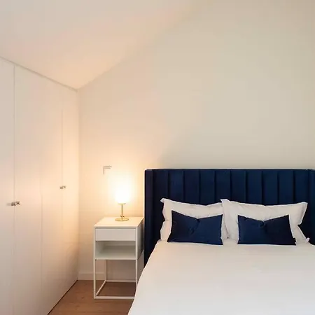 Pardal 2b - Penthouse In Alcantara - Parking Nearby Daire