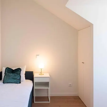 Pardal 2b - Penthouse In Alcantara - Parking Nearby Daire